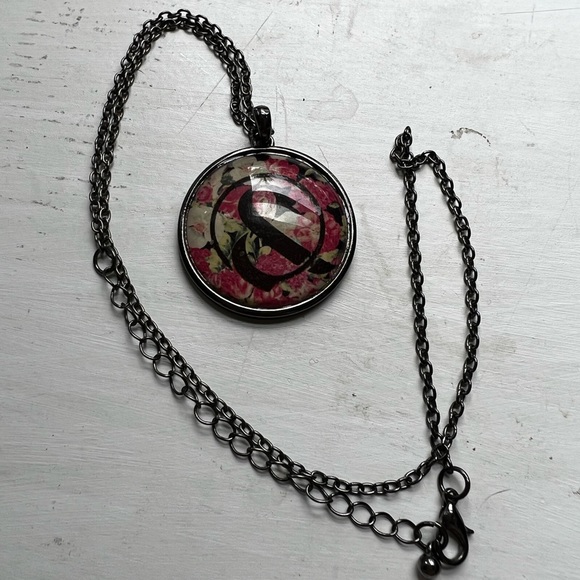 Of Mice & Men ampersand necklace - Picture 3 of 3